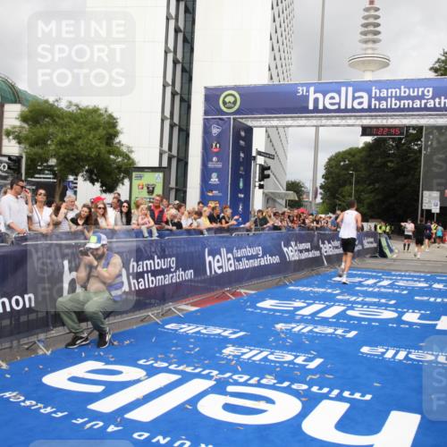 29.06.2025 - hella hamburg halbmarathon Michael Strokosch http://msf.ph/oto/8157742 29.06.2025 10:22:49 Ziel 18897 meine-sportfotos.de