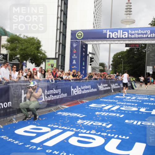 29.06.2025 - hella hamburg halbmarathon Michael Strokosch http://msf.ph/oto/8157746 29.06.2025 10:22:49 Ziel 18897 meine-sportfotos.de