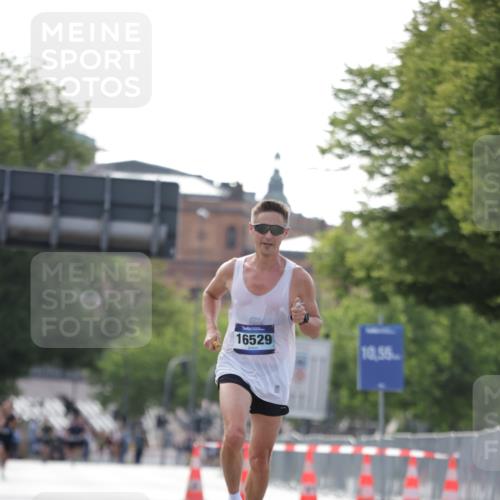 29.06.2025 - hella hamburg halbmarathon Jannik Wohlers http://msf.ph/oto/8157750 29.06.2025 09:38:36 Lombardsbrücke 16529 meine-sportfotos.de