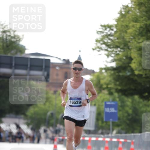 29.06.2025 - hella hamburg halbmarathon Jannik Wohlers http://msf.ph/oto/8157764 29.06.2025 09:38:36 Lombardsbrücke 16529 meine-sportfotos.de