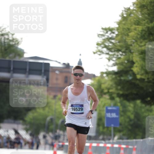 29.06.2025 - hella hamburg halbmarathon Jannik Wohlers http://msf.ph/oto/8157773 29.06.2025 09:38:36 Lombardsbrücke 16529 meine-sportfotos.de