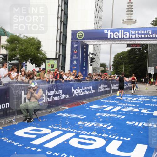 29.06.2025 - hella hamburg halbmarathon Michael Strokosch http://msf.ph/oto/8157779 29.06.2025 10:22:10 Ziel 16068, 17886, 18693 meine-sportfotos.de