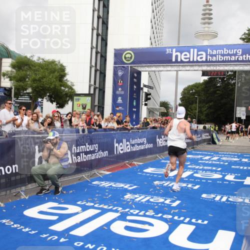 29.06.2025 - hella hamburg halbmarathon Michael Strokosch http://msf.ph/oto/8157788 29.06.2025 10:22:57 Ziel 11624, 16548 meine-sportfotos.de