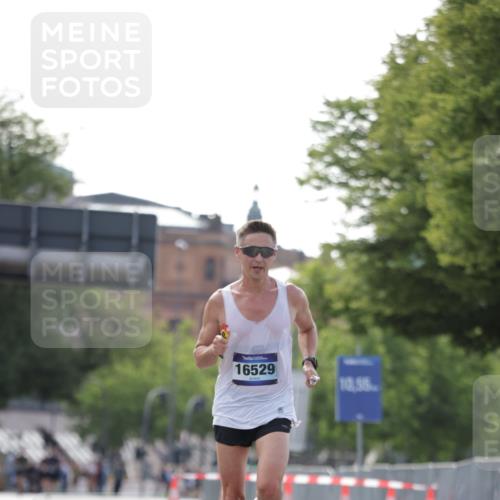 29.06.2025 - hella hamburg halbmarathon Jannik Wohlers http://msf.ph/oto/8157789 29.06.2025 09:38:36 Lombardsbrücke 16529 meine-sportfotos.de