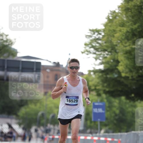 29.06.2025 - hella hamburg halbmarathon Jannik Wohlers http://msf.ph/oto/8157812 29.06.2025 09:38:36 Lombardsbrücke 16529 meine-sportfotos.de