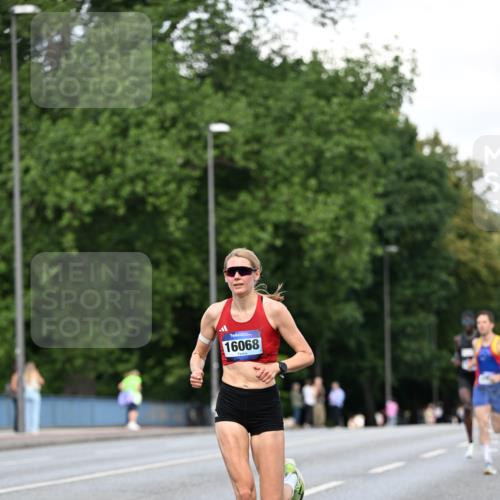 29.06.2025 - hella hamburg halbmarathon Dr. Thomas Lammeyer http://msf.ph/oto/8157830 29.06.2025 09:43:34 Kennedybrücke 5253, 6816, 9151, 9447, 9475 meine-sportfotos.de