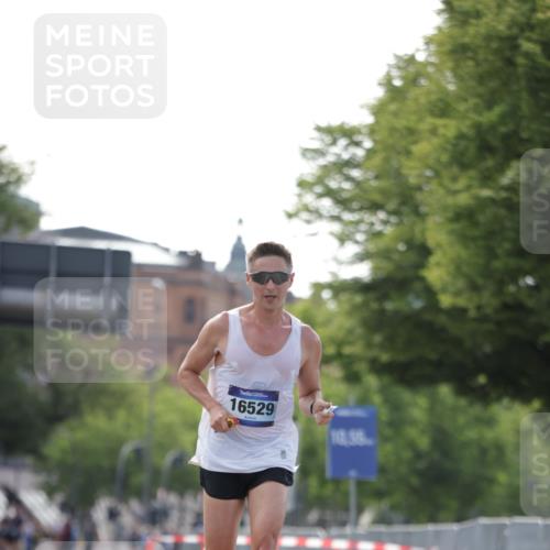 29.06.2025 - hella hamburg halbmarathon Jannik Wohlers http://msf.ph/oto/8157832 29.06.2025 09:38:36 Lombardsbrücke 16529 meine-sportfotos.de