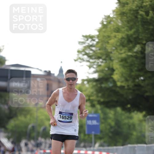 29.06.2025 - hella hamburg halbmarathon Jannik Wohlers http://msf.ph/oto/8157838 29.06.2025 09:38:36 Lombardsbrücke 16529 meine-sportfotos.de