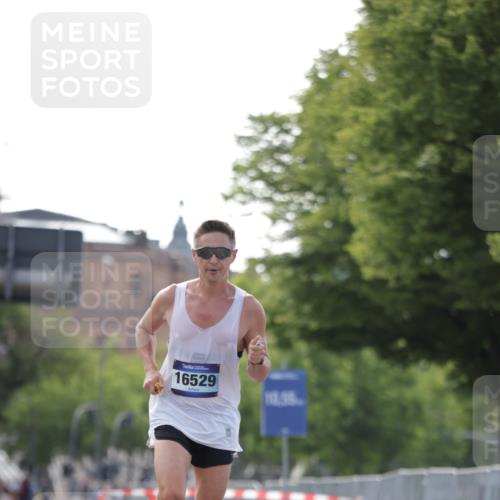 29.06.2025 - hella hamburg halbmarathon Jannik Wohlers http://msf.ph/oto/8157847 29.06.2025 09:38:36 Lombardsbrücke 16529 meine-sportfotos.de
