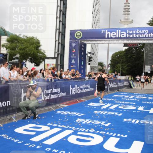 29.06.2025 - hella hamburg halbmarathon Michael Strokosch http://msf.ph/oto/8157854 29.06.2025 10:23:01 Ziel 4128, 11624, 16548, 18328 meine-sportfotos.de