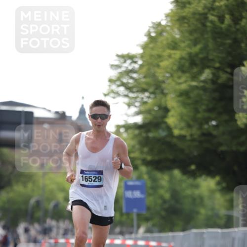 29.06.2025 - hella hamburg halbmarathon Jannik Wohlers http://msf.ph/oto/8157858 29.06.2025 09:38:36 Lombardsbrücke 16529 meine-sportfotos.de