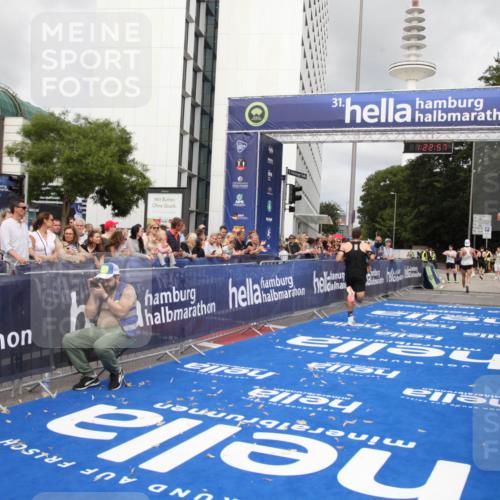 29.06.2025 - hella hamburg halbmarathon Michael Strokosch http://msf.ph/oto/8157863 29.06.2025 10:23:01 Ziel 4128, 11624, 16548, 18328 meine-sportfotos.de