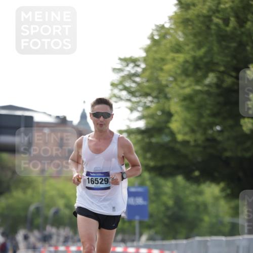 29.06.2025 - hella hamburg halbmarathon Jannik Wohlers http://msf.ph/oto/8157877 29.06.2025 09:38:37 Lombardsbrücke 16529 meine-sportfotos.de