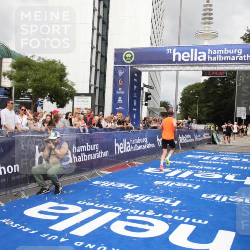 29.06.2025 - hella hamburg halbmarathon Michael Strokosch http://msf.ph/oto/8157882 29.06.2025 10:23:04 Ziel 4128, 7862, 11624, 18328 meine-sportfotos.de