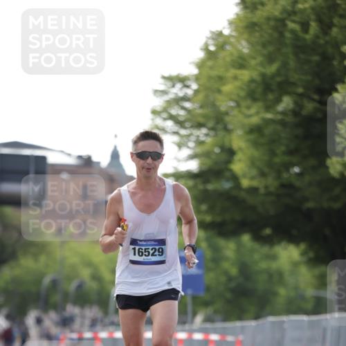 29.06.2025 - hella hamburg halbmarathon Jannik Wohlers http://msf.ph/oto/8157905 29.06.2025 09:38:37 Lombardsbrücke 16529 meine-sportfotos.de