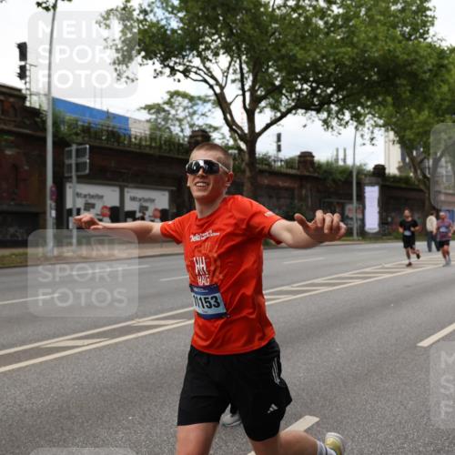 29.06.2025 - hella hamburg halbmarathon Yannick Fuchs http://msf.ph/oto/8157907 29.06.2025 10:38:30 20KM 1220, 1415, 1558, 1902, 2365, 2402, 2816, 3004, 3021, 3907, 4310, 4425, 4981, 4999, 5231, 5275, 5476, 5624, 5692, 6490, 6705, 6903, 6991, 7005, 7191, 8063, 8145, 8218, 8722, 8900, 9081, 9159, 9374, 9444, 9633, 10193, 10669, 10930, 11153, 11346, 11469, 12554, 12966, 13421, 13996, 14667, 14798, 14861, 15185, 15225, 15233, 15280, 15512, 15862, 16062, 16224, 16301, 16316, 16547, 16549, 16893, 17251, 17376, 17729, 17748, 17912, 18942 meine-sportfotos.de