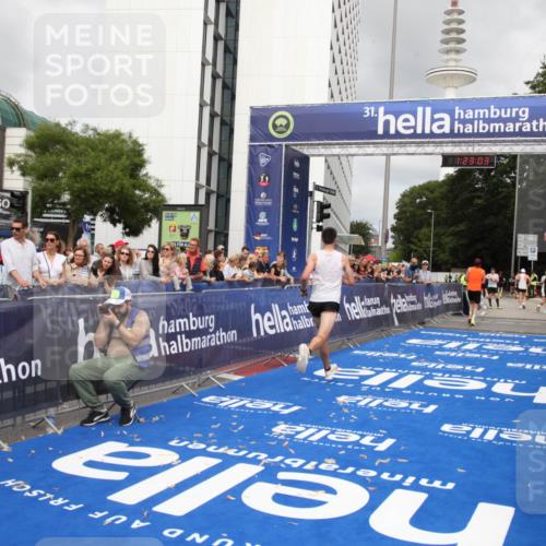 29.06.2025 - hella hamburg halbmarathon Michael Strokosch http://msf.ph/oto/8157911 29.06.2025 10:23:07 Ziel 4128, 7862, 18328 meine-sportfotos.de