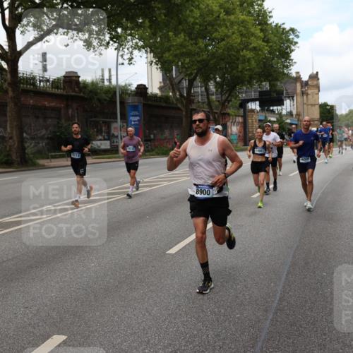 29.06.2025 - hella hamburg halbmarathon Yannick Fuchs http://msf.ph/oto/8157932 29.06.2025 10:38:32 20KM 1220, 1391, 1415, 1558, 1902, 2365, 2402, 2816, 3004, 3021, 3907, 4310, 4425, 4981, 4999, 5231, 5275, 5476, 5624, 6490, 6705, 6903, 6991, 7005, 7191, 7322, 8063, 8145, 8218, 8722, 8900, 9081, 9159, 9374, 9444, 9633, 10193, 10596, 10669, 10930, 11346, 11469, 12554, 12966, 13421, 13996, 14667, 14798, 14861, 15185, 15225, 15233, 15280, 15512, 15862, 16062, 16224, 16301, 16316, 16547, 16549, 16893, 17251, 17376, 17729, 17748, 17912, 18942 meine-sportfotos.de