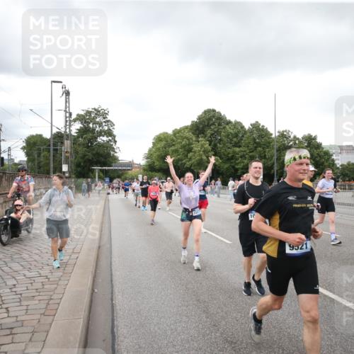 29.06.2025 - hella hamburg halbmarathon Jannik Wohlers http://msf.ph/oto/8157936 29.06.2025 10:54:23 Lombardsbrücke 1198, 2084, 2566, 2586, 2632, 3002, 4191, 4192, 5392, 5500, 5727, 5882, 6839, 6982, 8012, 8186, 9521, 9596, 10331, 10471, 11033, 11226, 11287, 11567, 11569, 12240, 12268, 12270, 13272, 13283, 13826, 13944, 13945, 14409, 14752, 15029, 15271, 15553, 15687, 16019, 16443, 16637, 18168, 18372, 19111 meine-sportfotos.de