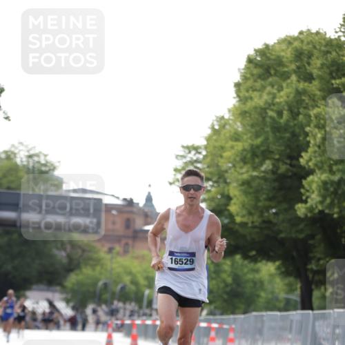 29.06.2025 - hella hamburg halbmarathon Jannik Wohlers http://msf.ph/oto/8157962 29.06.2025 09:38:37 Lombardsbrücke 16529 meine-sportfotos.de