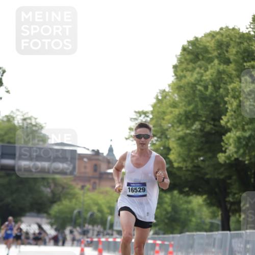 29.06.2025 - hella hamburg halbmarathon Jannik Wohlers http://msf.ph/oto/8157968 29.06.2025 09:38:37 Lombardsbrücke 16529 meine-sportfotos.de