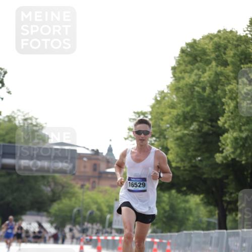 29.06.2025 - hella hamburg halbmarathon Jannik Wohlers http://msf.ph/oto/8157980 29.06.2025 09:38:37 Lombardsbrücke 16529 meine-sportfotos.de