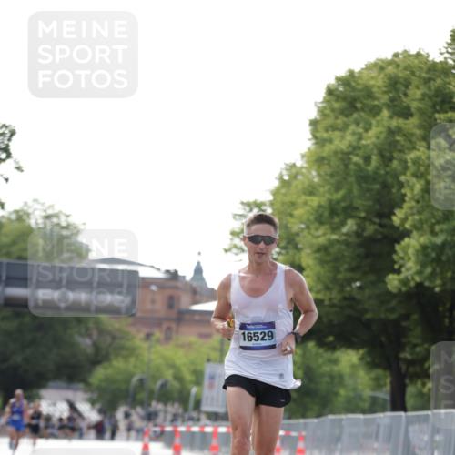29.06.2025 - hella hamburg halbmarathon Jannik Wohlers http://msf.ph/oto/8158001 29.06.2025 09:38:37 Lombardsbrücke 16529 meine-sportfotos.de