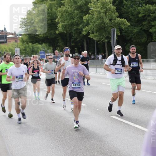 29.06.2025 - hella hamburg halbmarathon Jannik Wohlers http://msf.ph/oto/8158009 29.06.2025 10:18:03 Lombardsbrücke 1234, 1820, 2335, 2703, 3202, 3321, 3482, 4123, 4383, 4710, 4738, 5909, 6332, 6533, 7160, 7454, 8341, 9222, 9505, 9586, 9658, 9748, 9834, 10172, 10659, 10687, 12541, 12548, 12552, 12703, 12847, 13193, 13341, 13370, 13933, 14023, 14332, 14770, 15393, 15436, 16209, 16451, 16828, 16833, 17048, 17283, 17876, 18145, 18677, 18697, 18807, 18825 meine-sportfotos.de