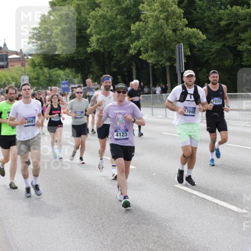29.06.2025 - hella hamburg halbmarathon Jannik Wohlers http://msf.ph/oto/8158023 29.06.2025 10:18:03 Lombardsbrücke 1234, 1820, 2335, 2703, 3202, 3321, 3482, 4123, 4383, 4710, 4738, 5909, 6332, 6533, 7160, 7454, 8341, 9222, 9505, 9586, 9658, 9748, 9834, 10172, 10659, 10687, 12541, 12548, 12552, 12703, 12847, 13193, 13341, 13370, 13933, 14023, 14332, 14770, 15393, 15436, 16209, 16451, 16828, 16833, 17048, 17283, 17876, 18145, 18677, 18697, 18807, 18825 meine-sportfotos.de