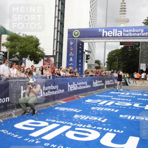 29.06.2025 - hella hamburg halbmarathon Michael Strokosch http://msf.ph/oto/8158024 29.06.2025 10:23:12 Ziel 7862, 18930 meine-sportfotos.de