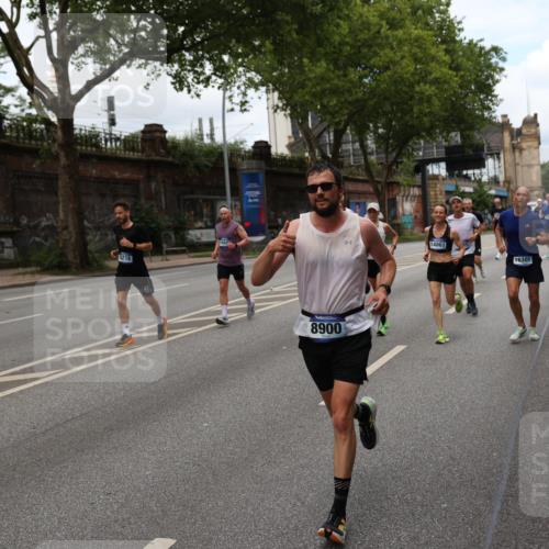 29.06.2025 - hella hamburg halbmarathon Yannick Fuchs http://msf.ph/oto/8158027 29.06.2025 10:38:32 20KM 1220, 1391, 1415, 1558, 1902, 2365, 2402, 2816, 3004, 3021, 3907, 4310, 4425, 4981, 4999, 5231, 5275, 5476, 5624, 6490, 6705, 6903, 6991, 7005, 7191, 7322, 8063, 8145, 8218, 8722, 8900, 9081, 9159, 9374, 9444, 9633, 10193, 10596, 10669, 10930, 11346, 11469, 12554, 12966, 13421, 13996, 14667, 14798, 14861, 15185, 15225, 15233, 15280, 15512, 15862, 16062, 16224, 16301, 16316, 16547, 16549, 16893, 17251, 17376, 17729, 17748, 17912, 18942 meine-sportfotos.de