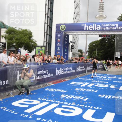 29.06.2025 - hella hamburg halbmarathon Michael Strokosch http://msf.ph/oto/8158045 29.06.2025 10:23:15 Ziel 18930 meine-sportfotos.de
