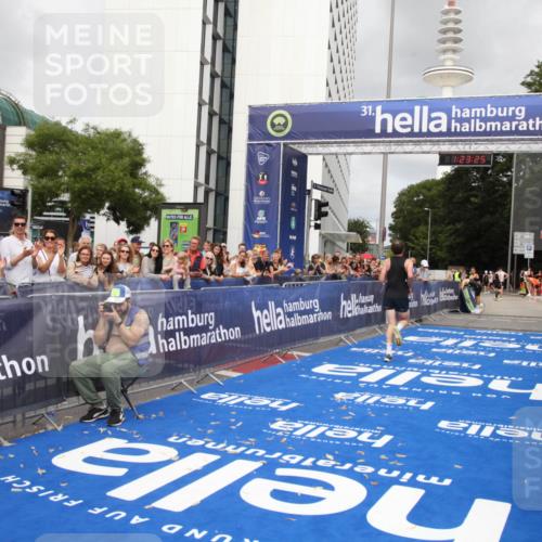29.06.2025 - hella hamburg halbmarathon Michael Strokosch http://msf.ph/oto/8158066 29.06.2025 10:23:29 Ziel 35, 52, 9385, 17771, 19078 meine-sportfotos.de