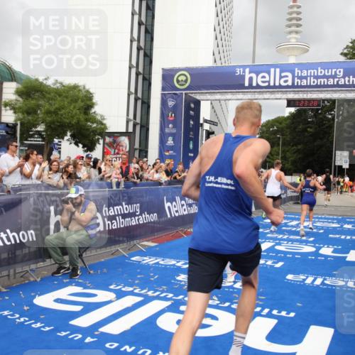 29.06.2025 - hella hamburg halbmarathon Michael Strokosch http://msf.ph/oto/8158116 29.06.2025 10:23:32 Ziel 35, 52, 9385, 17771, 19078 meine-sportfotos.de