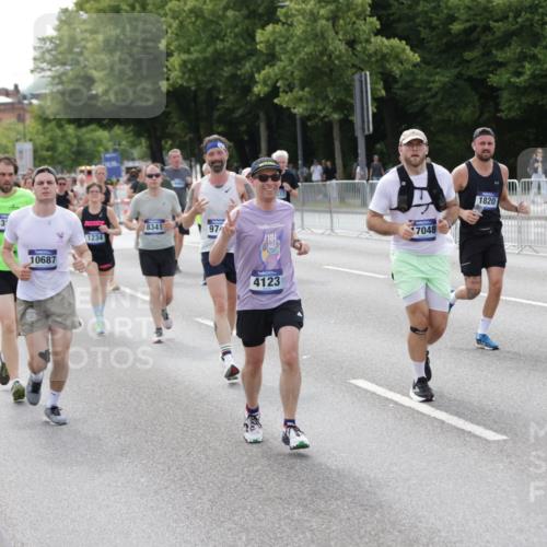 29.06.2025 - hella hamburg halbmarathon Jannik Wohlers http://msf.ph/oto/8158121 29.06.2025 10:18:03 Lombardsbrücke 1234, 1820, 2335, 2703, 3202, 3321, 3482, 4123, 4383, 4710, 4738, 5909, 6332, 6533, 7160, 7454, 8341, 9222, 9505, 9586, 9658, 9748, 9834, 10172, 10659, 10687, 12541, 12548, 12552, 12703, 12847, 13193, 13341, 13370, 13933, 14023, 14332, 14770, 15393, 15436, 16209, 16451, 16828, 16833, 17048, 17283, 17876, 18145, 18677, 18697, 18807, 18825 meine-sportfotos.de