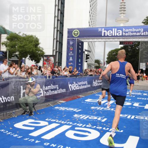 29.06.2025 - hella hamburg halbmarathon Michael Strokosch http://msf.ph/oto/8158124 29.06.2025 10:23:32 Ziel 35, 52, 9385, 17771, 19078 meine-sportfotos.de
