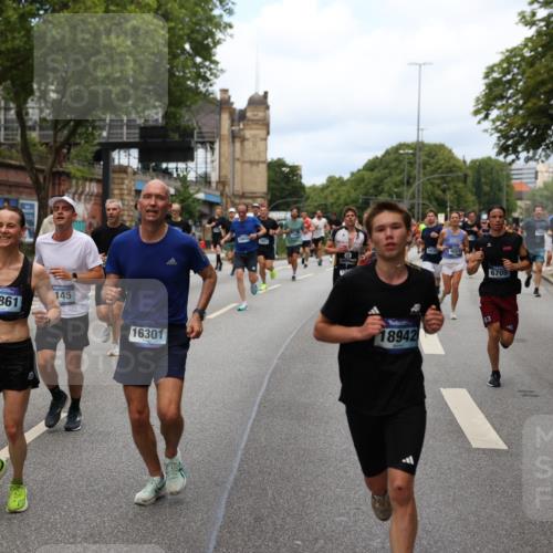 29.06.2025 - hella hamburg halbmarathon Yannick Fuchs http://msf.ph/oto/8158136 29.06.2025 10:38:33 20KM 1220, 1391, 1415, 1558, 1902, 2365, 2402, 2816, 3004, 3021, 3907, 4310, 4425, 4981, 4991, 4999, 5231, 5275, 5476, 5624, 5884, 6490, 6705, 6903, 6991, 7005, 7191, 7322, 8063, 8145, 8218, 8722, 8900, 9081, 9159, 9374, 9444, 9633, 10193, 10596, 10669, 10930, 11346, 11469, 12554, 12966, 13421, 13996, 14667, 14798, 14861, 15185, 15225, 15233, 15280, 15512, 15862, 16062, 16224, 16301, 16316, 16506, 16547, 16549, 16893, 17251, 17376, 17729, 17748, 17912, 18942 meine-sportfotos.de