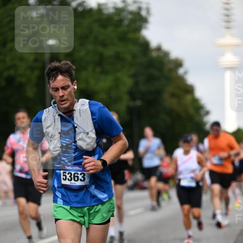 29.06.2025 - hella hamburg halbmarathon Dr. Thomas Lammeyer http://msf.ph/oto/8158152 29.06.2025 10:08:21 Kennedybrücke 1032, 1161, 1355, 1367, 1377, 1674, 2277, 2979, 3413, 3488, 4488, 4951, 5058, 5354, 5363, 5365, 5976, 6142, 6706, 6709, 7485, 8177, 8421, 9526, 10756 meine-sportfotos.de
