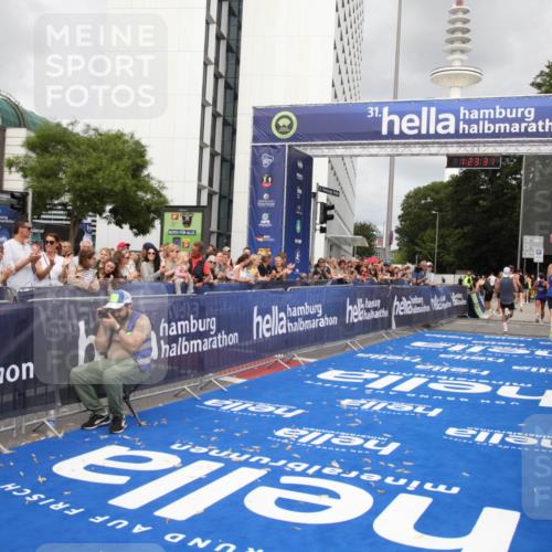 29.06.2025 - hella hamburg halbmarathon Michael Strokosch http://msf.ph/oto/8158160 29.06.2025 10:23:35 Ziel 35, 52, 9385, 16169, 17771 meine-sportfotos.de