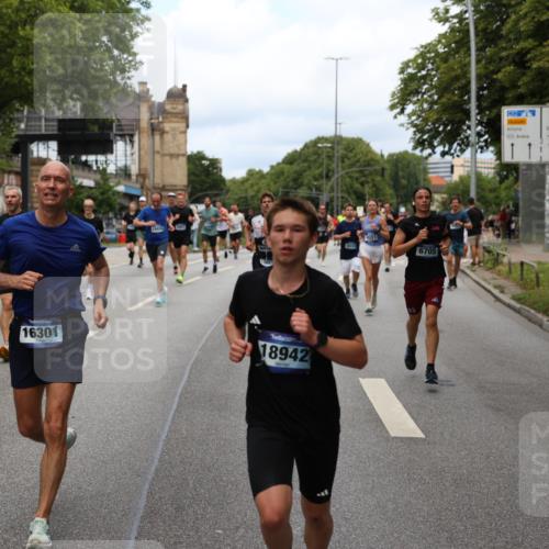 29.06.2025 - hella hamburg halbmarathon Yannick Fuchs http://msf.ph/oto/8158176 29.06.2025 10:38:33 20KM 1220, 1391, 1415, 1558, 1902, 2365, 2402, 2816, 3004, 3021, 3907, 4310, 4425, 4981, 4991, 4999, 5231, 5275, 5476, 5624, 5884, 6490, 6705, 6903, 6991, 7005, 7191, 7322, 8063, 8145, 8218, 8722, 8900, 9081, 9159, 9374, 9444, 9633, 10193, 10596, 10669, 10930, 11346, 11469, 12554, 12966, 13421, 13996, 14667, 14798, 14861, 15185, 15225, 15233, 15280, 15512, 15862, 16062, 16224, 16301, 16316, 16506, 16547, 16549, 16893, 17251, 17376, 17729, 17748, 17912, 18942 meine-sportfotos.de