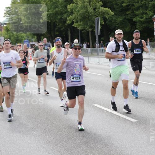 29.06.2025 - hella hamburg halbmarathon Jannik Wohlers http://msf.ph/oto/8158181 29.06.2025 10:18:03 Lombardsbrücke 1234, 1820, 2335, 2703, 3202, 3321, 3482, 4123, 4383, 4710, 4738, 5909, 6332, 6533, 7160, 7454, 8341, 9222, 9505, 9586, 9658, 9748, 9834, 10172, 10659, 10687, 12541, 12548, 12552, 12703, 12847, 13193, 13341, 13370, 13933, 14023, 14332, 14770, 15393, 15436, 16209, 16451, 16828, 16833, 17048, 17283, 17876, 18145, 18677, 18697, 18807, 18825 meine-sportfotos.de
