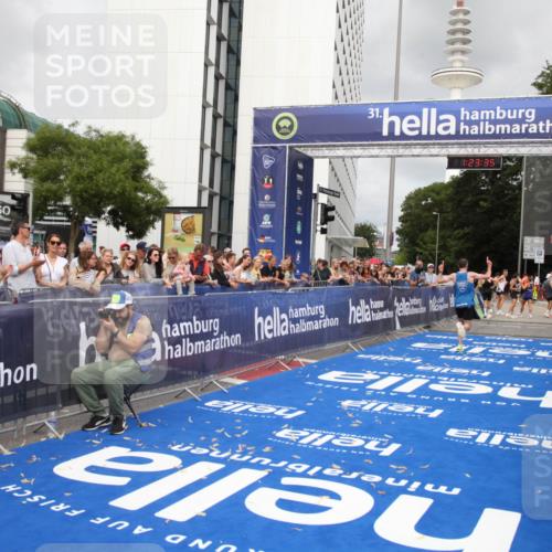 29.06.2025 - hella hamburg halbmarathon Michael Strokosch http://msf.ph/oto/8158210 29.06.2025 10:23:39 Ziel 7834, 16169 meine-sportfotos.de