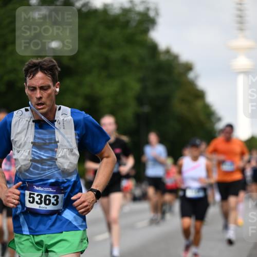 29.06.2025 - hella hamburg halbmarathon Dr. Thomas Lammeyer http://msf.ph/oto/8158215 29.06.2025 10:08:21 Kennedybrücke 1032, 1161, 1355, 1367, 1377, 1674, 2277, 2979, 3413, 3488, 4488, 4951, 5058, 5354, 5363, 5365, 5976, 6142, 6706, 6709, 7485, 8177, 8421, 9526, 10756 meine-sportfotos.de