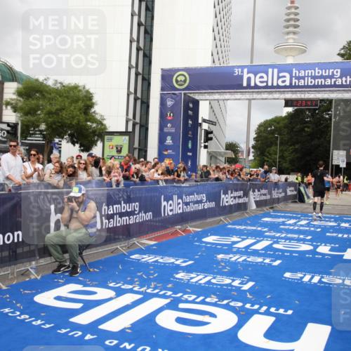 29.06.2025 - hella hamburg halbmarathon Michael Strokosch http://msf.ph/oto/8158270 29.06.2025 10:23:45 Ziel 5301, 7834, 9151 meine-sportfotos.de