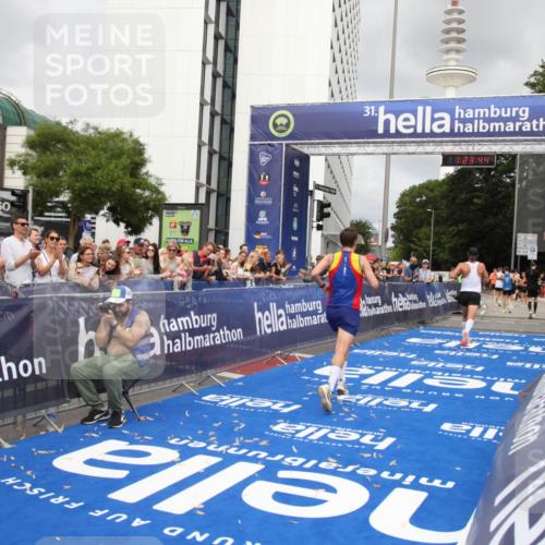 29.06.2025 - hella hamburg halbmarathon Michael Strokosch http://msf.ph/oto/8158292 29.06.2025 10:23:48 Ziel 5301, 6699, 9151, 10780 meine-sportfotos.de