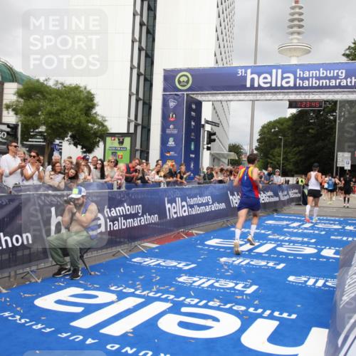 29.06.2025 - hella hamburg halbmarathon Michael Strokosch http://msf.ph/oto/8158298 29.06.2025 10:23:48 Ziel 5301, 6699, 9151, 10780 meine-sportfotos.de