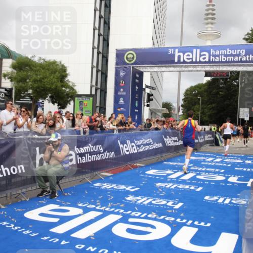 29.06.2025 - hella hamburg halbmarathon Michael Strokosch http://msf.ph/oto/8158301 29.06.2025 10:23:49 Ziel 5301, 6699, 9151, 9447, 10780 meine-sportfotos.de