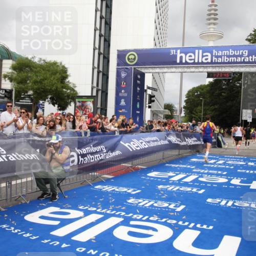 29.06.2025 - hella hamburg halbmarathon Michael Strokosch http://msf.ph/oto/8158306 29.06.2025 10:23:50 Ziel 5301, 6699, 9151, 9447, 10780 meine-sportfotos.de