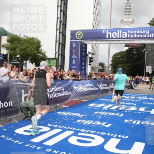 29.06.2025 - hella hamburg halbmarathon Michael Strokosch http://msf.ph/oto/8158335 29.06.2025 10:23:53 Ziel 6699, 7963, 9447, 10780, 12360 meine-sportfotos.de