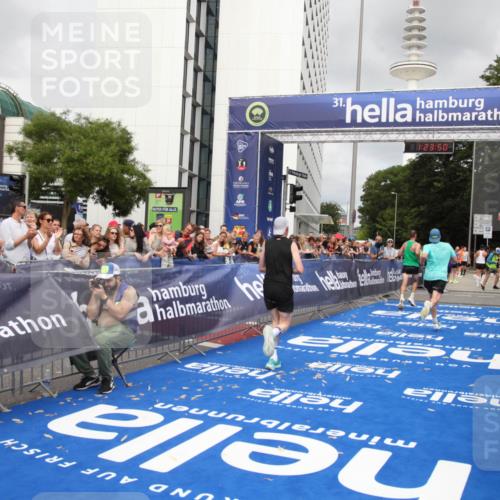 29.06.2025 - hella hamburg halbmarathon Michael Strokosch http://msf.ph/oto/8158346 29.06.2025 10:23:54 Ziel 6699, 7963, 9447, 10780, 12360 meine-sportfotos.de